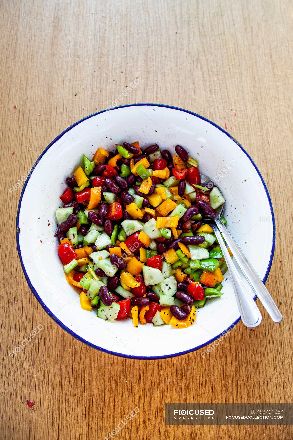 Salad with kidney beans, cucumber, pepper and tomatoes — bowls, plates
