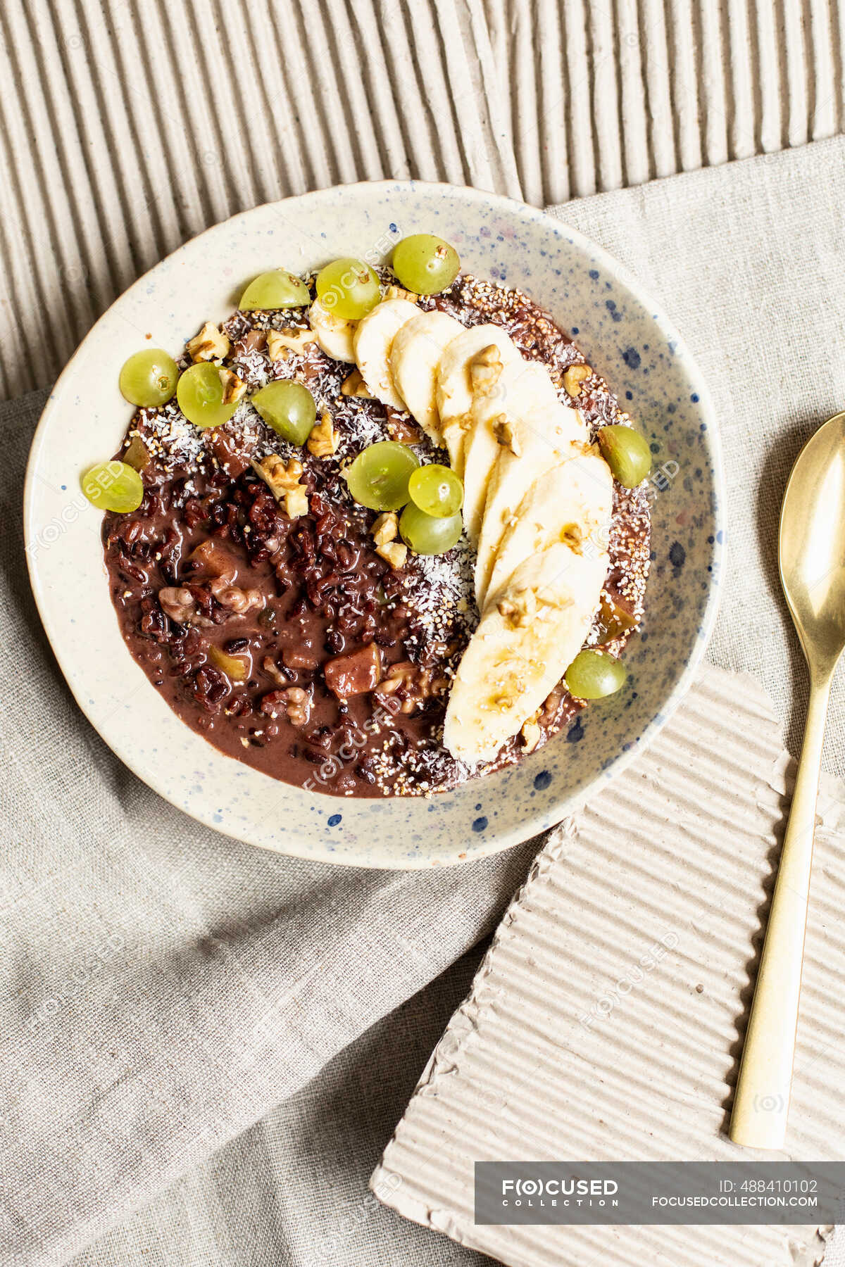 Rice porridge with chia seeds and fruits — dishes, background - Stock ...