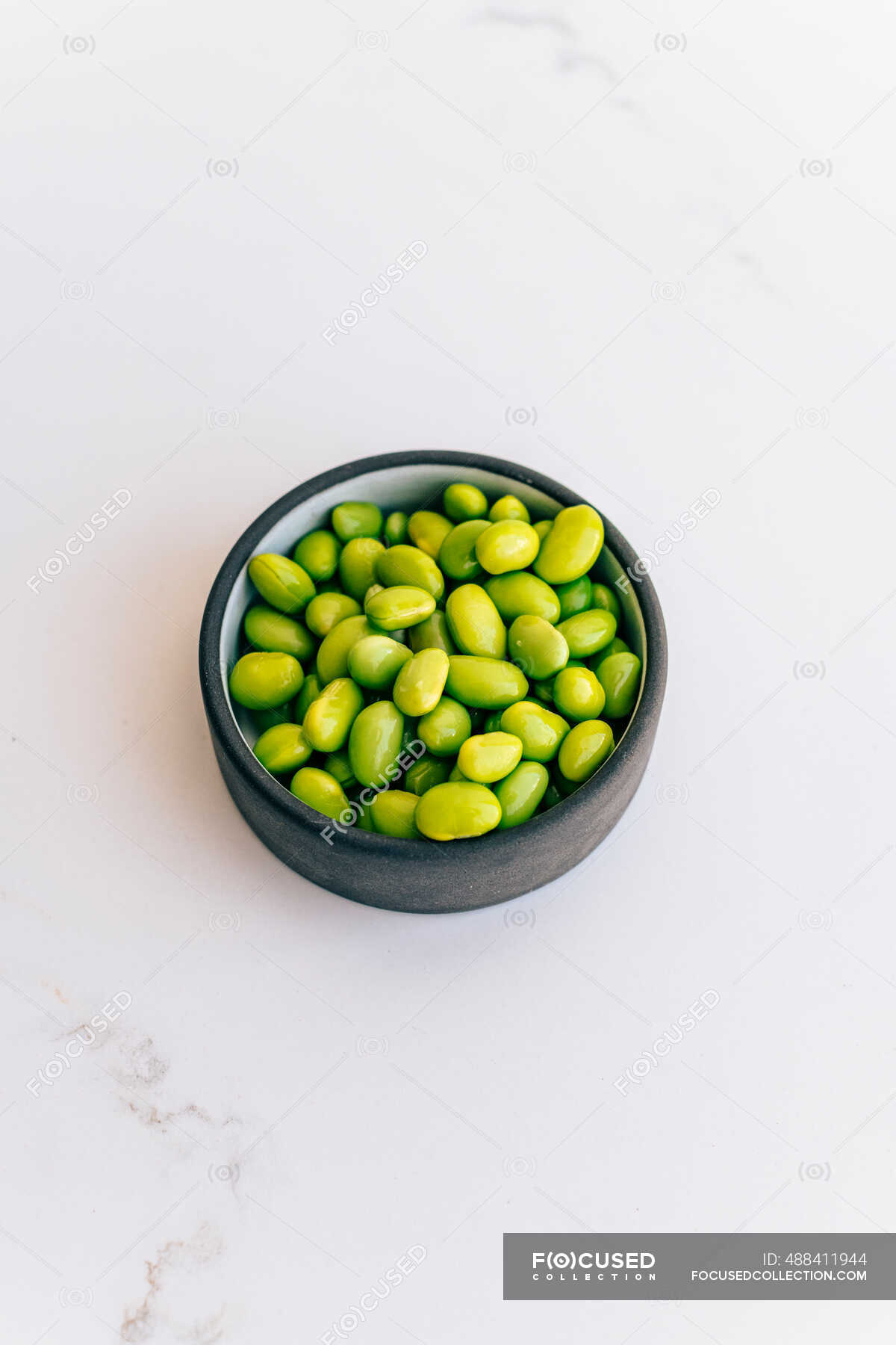 Green peas in a bowl on a white background — fresh, plant - Stock Photo