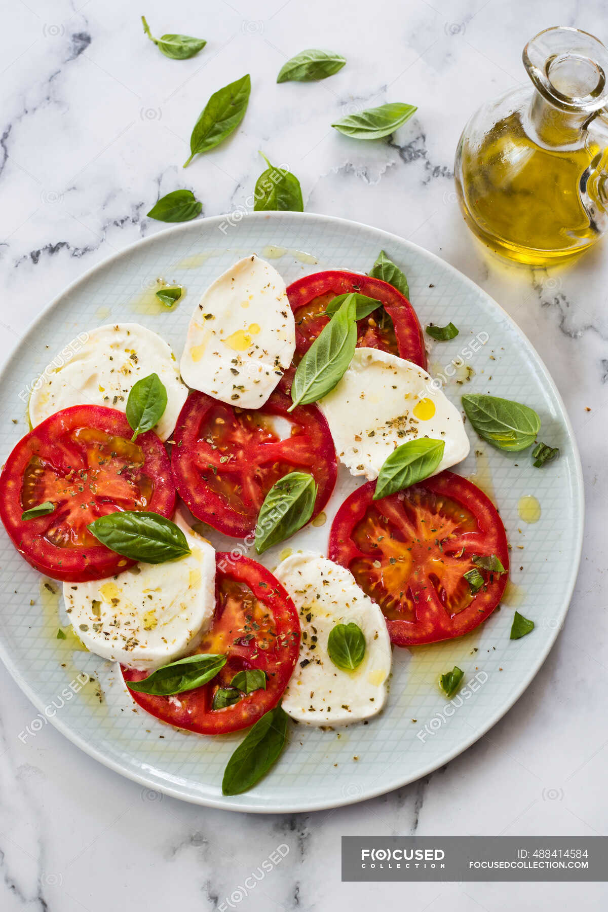 Ensalada caprese con mozzarella, tomates, albahaca y queso. sobre un fondo  blanco. — cocina sarda, receta de mozzarella - Stock Photo | #488414584