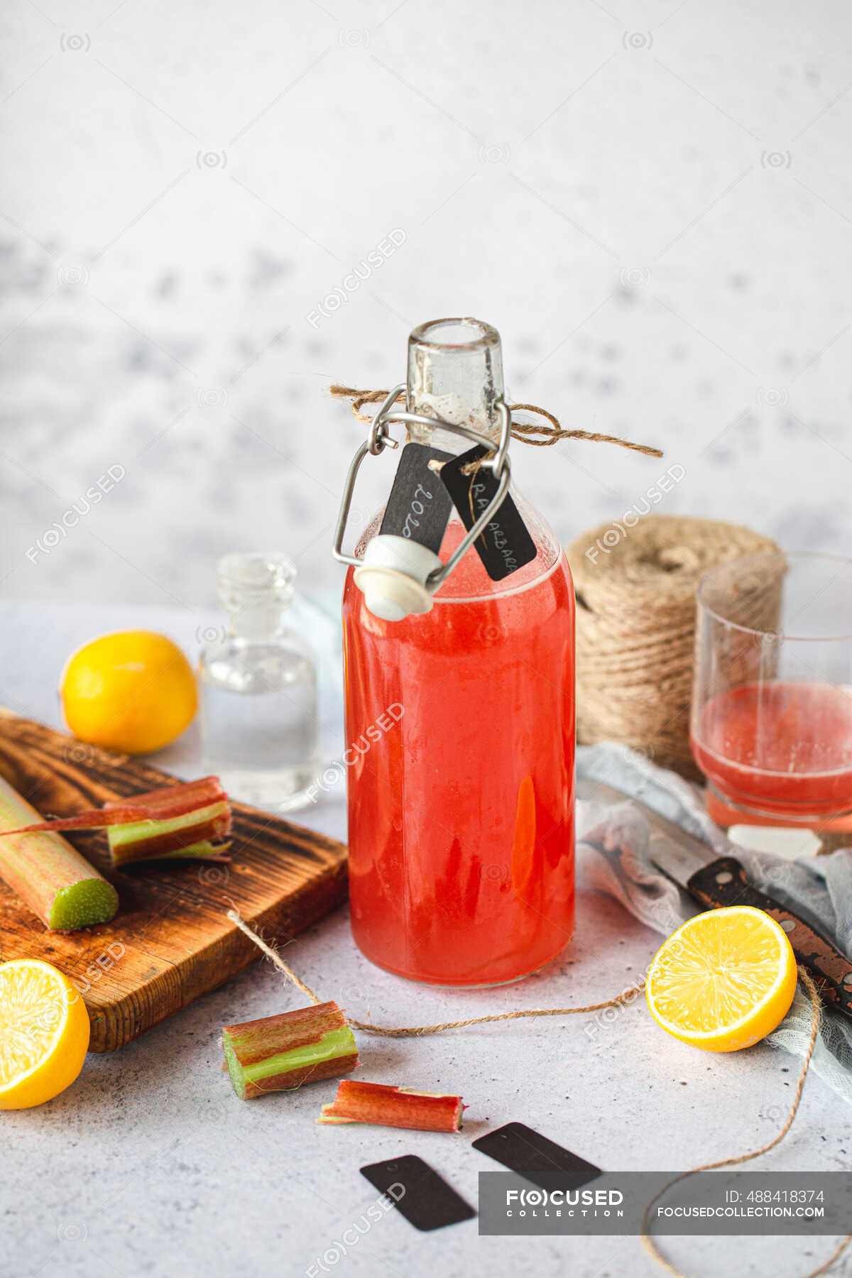 Red wine with lemon and rosemary on a wooden background. selective focus. — vegetables, cocktail