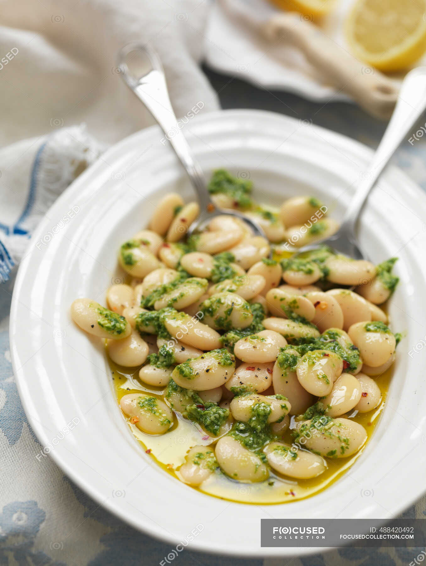 Butter bean salad with pesto — white beans, sauce Stock Photo