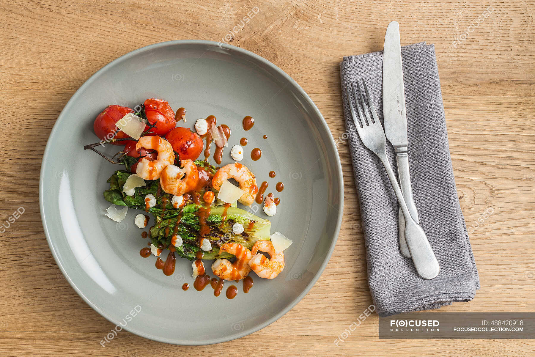 Roasted romaine lettuce hearts with shrimps and tomatoes — fresh