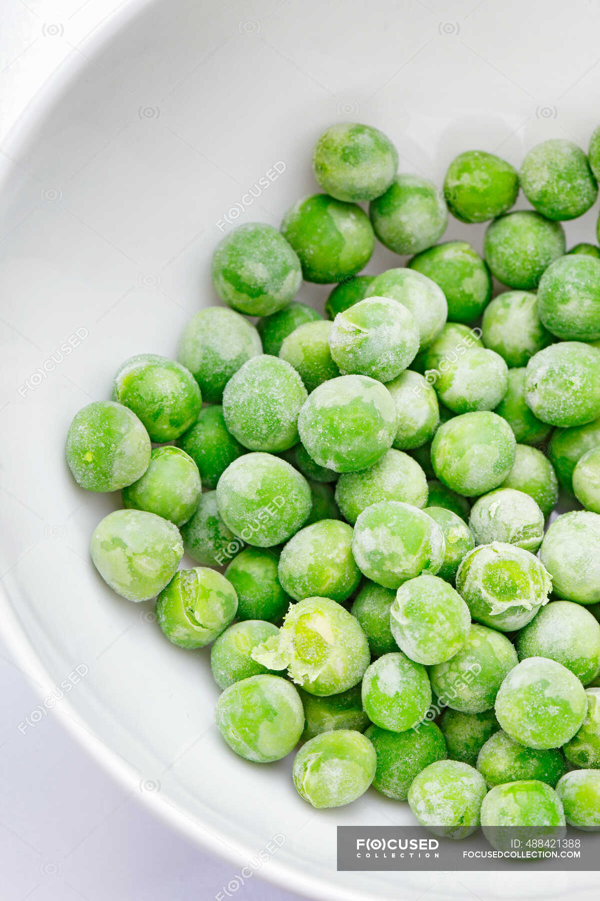 Green peas in bowl on white background — nutrition, health - Stock