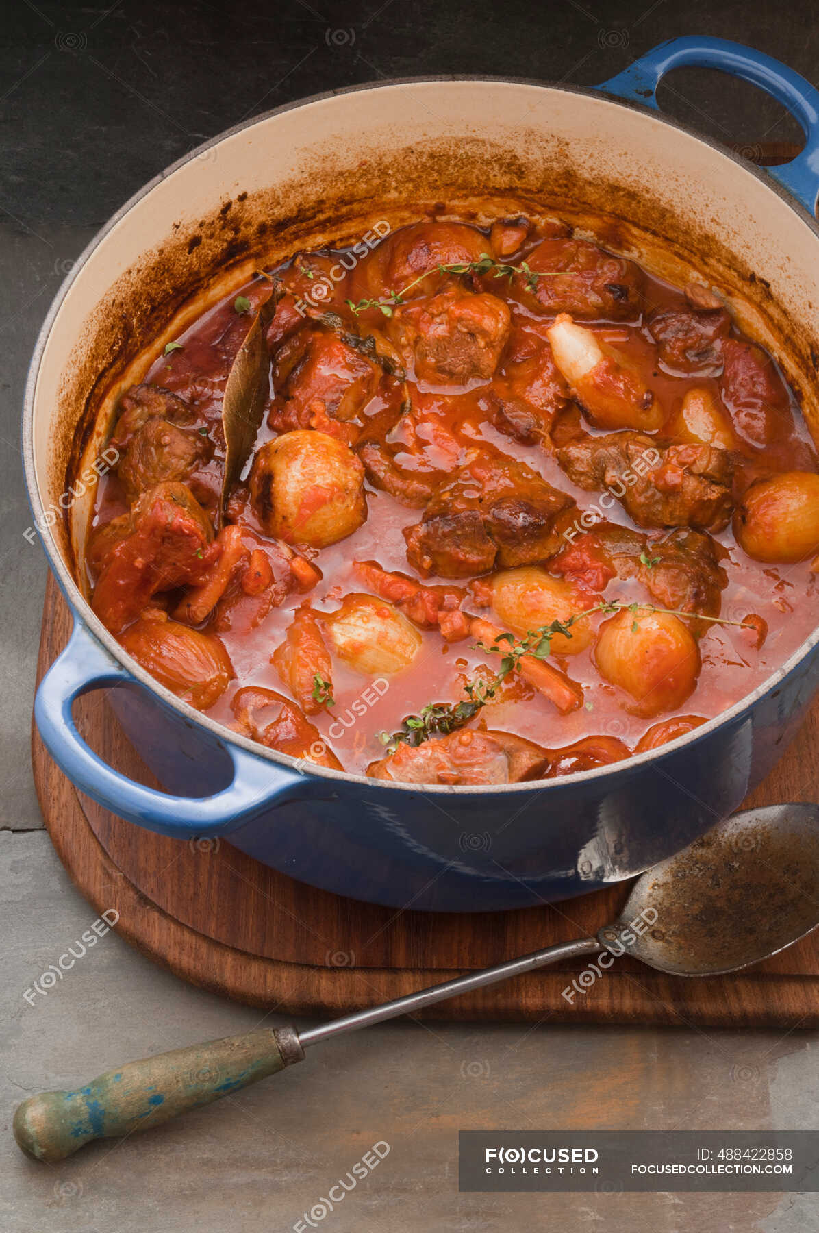 Beef shank and onion stew — recipe, meal Stock Photo 488422858