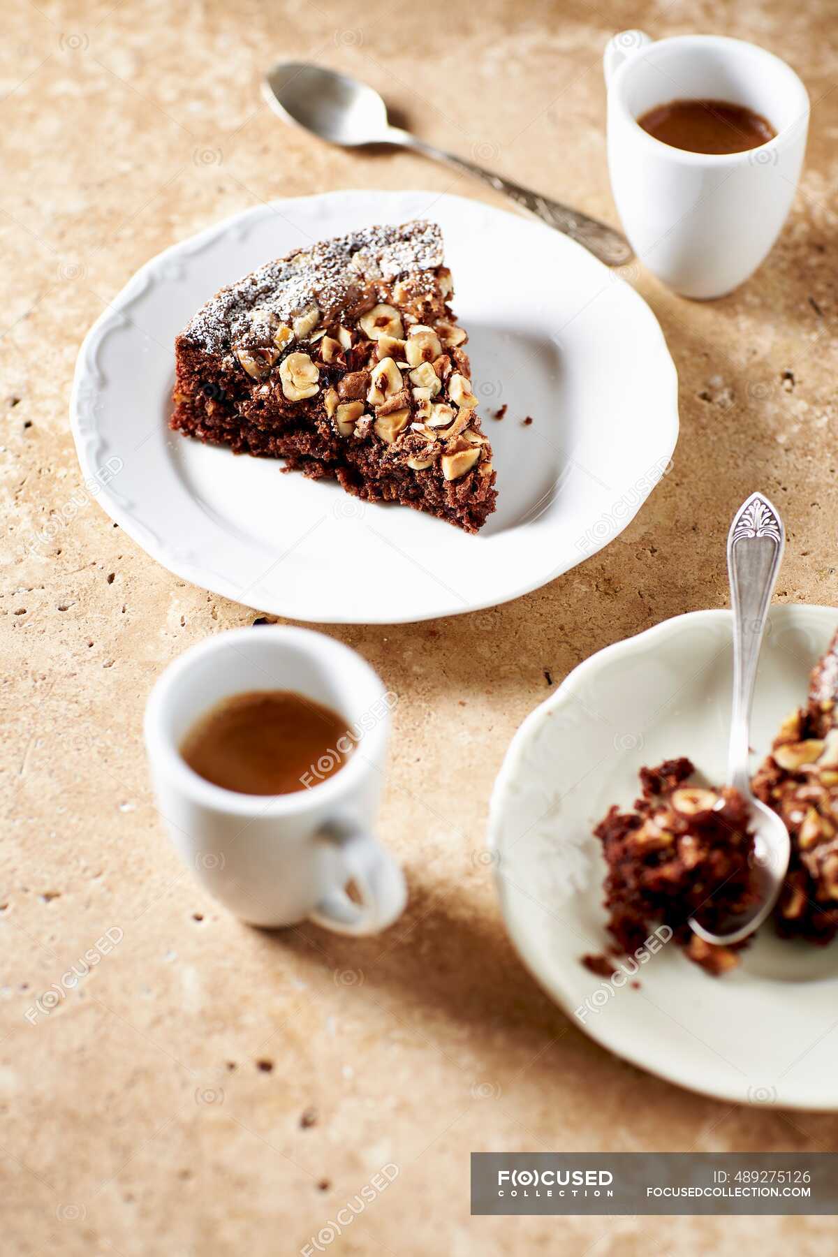 Schokoladenkuchen mit Haselnüssen und Espresso — Kuchenstücke ...