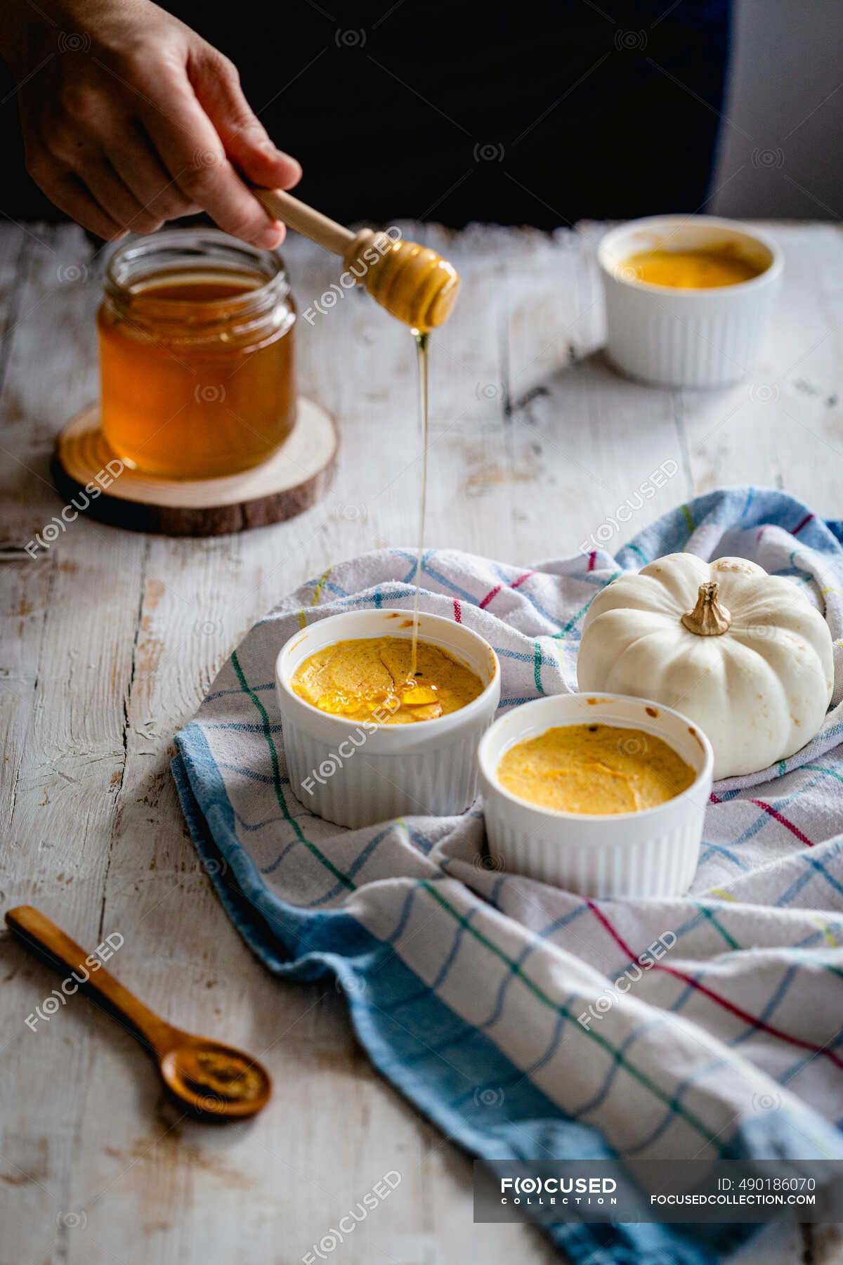 Kleine Kürbis-Käsekuchen mit Honig — Lebensmittel, Essen - Stock Photo ...