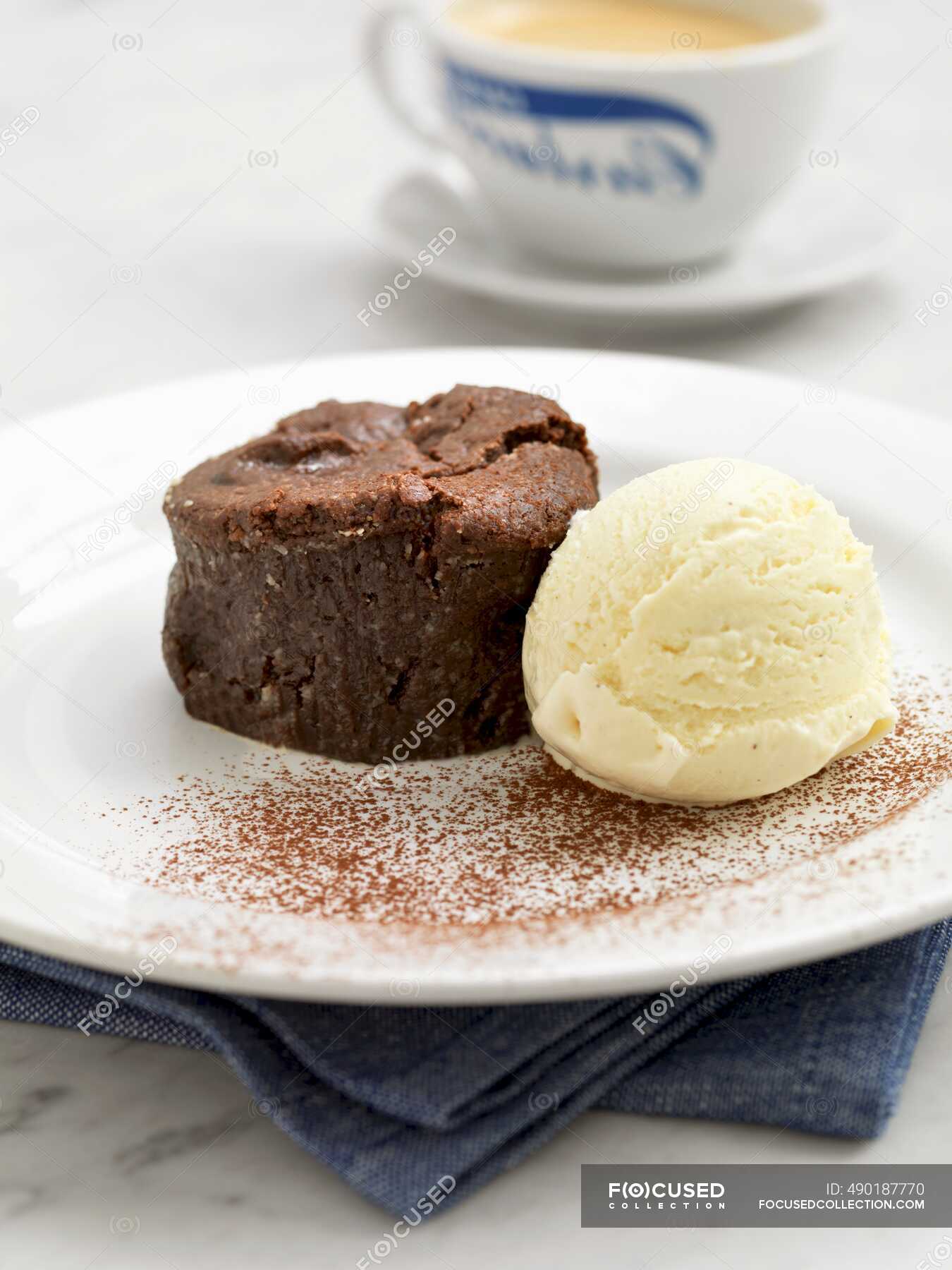 Chocolate fondant with vanilla ice cream — food, milk fat - Stock Photo ...