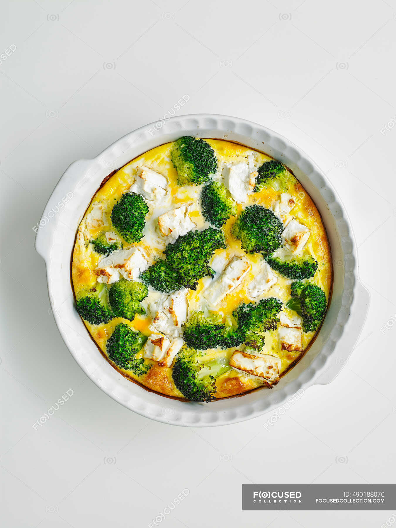 Feta and broccoli frittata — brassicas, outline Stock Photo 490188070