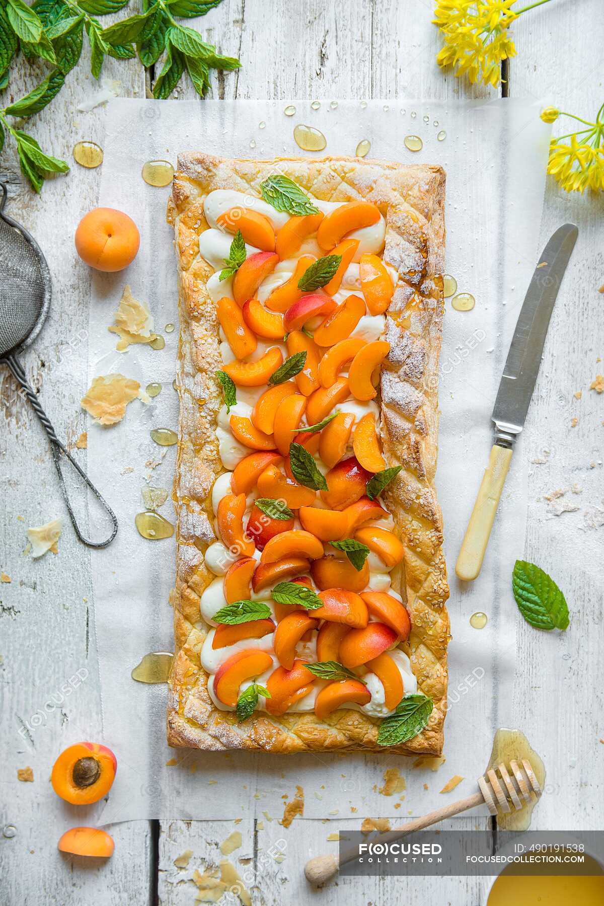 Puff pastry tart with vanilla creame cheese, fresh apricots and honey