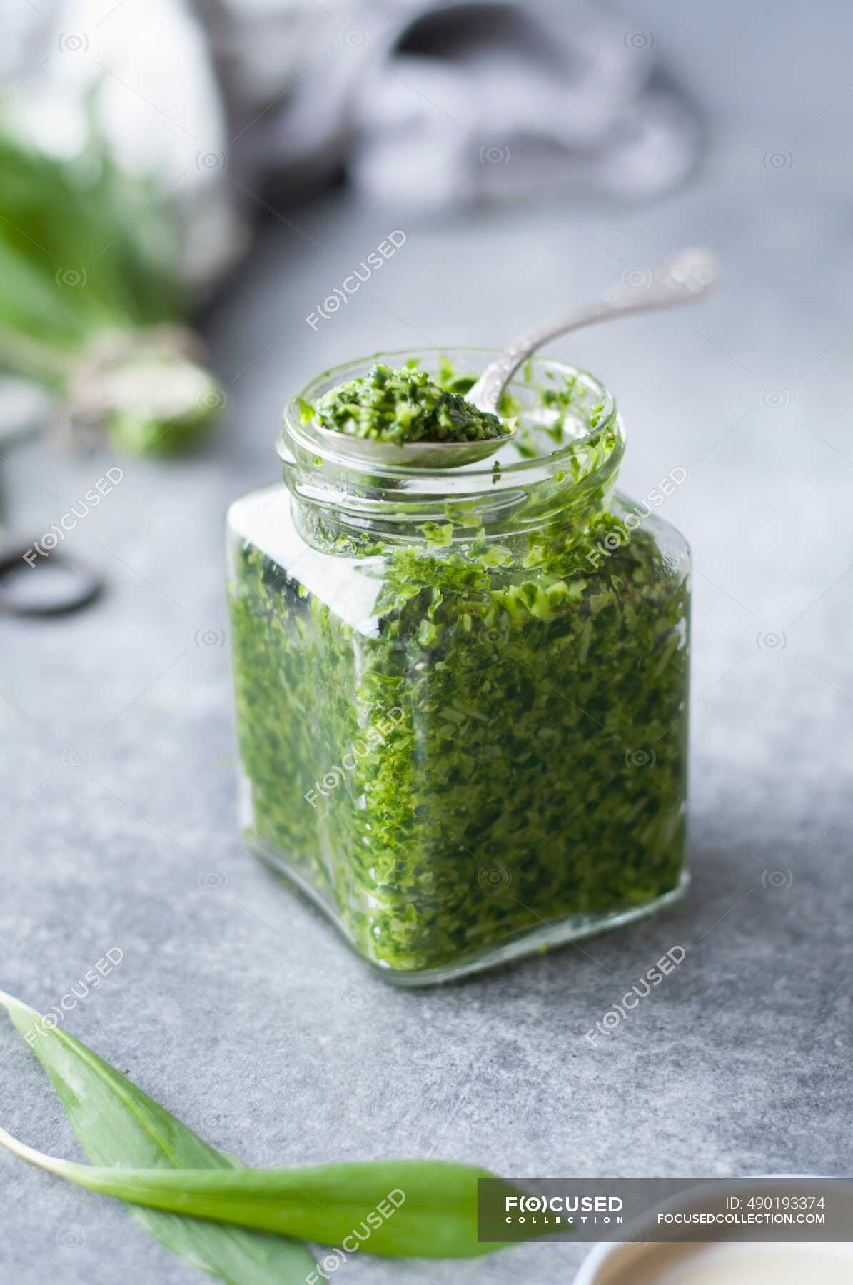 reductor Norm Foster Green pesto sauce in glass jar on table — greyly, eruca vesicaria - Stock  Photo | #490193374