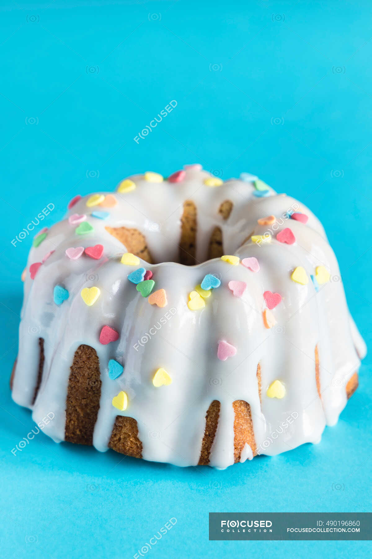 Bundt Cake mit weißer Glasur und herzförmigen Zuckerstreusel — Objekte ...