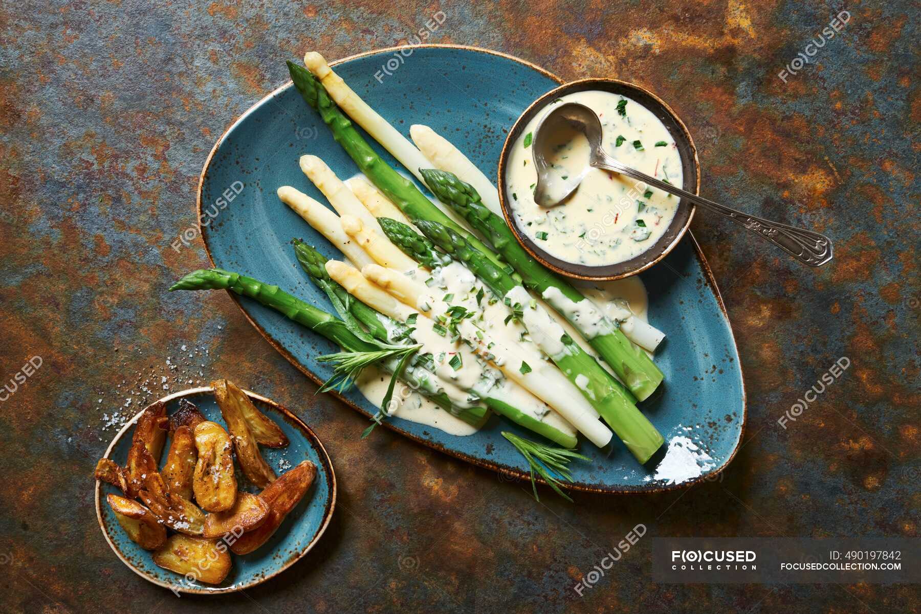 Asparagus with tarragon and hollandaise sauce — estragon, veggies Stock Photo 490197842