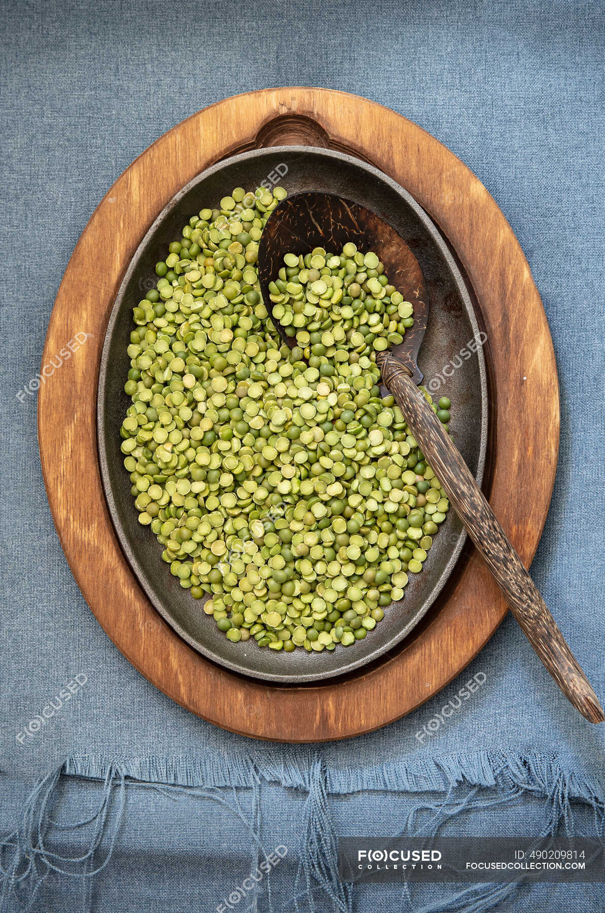 Green peas in a bowl on a blue background. top view. — dry, pulse