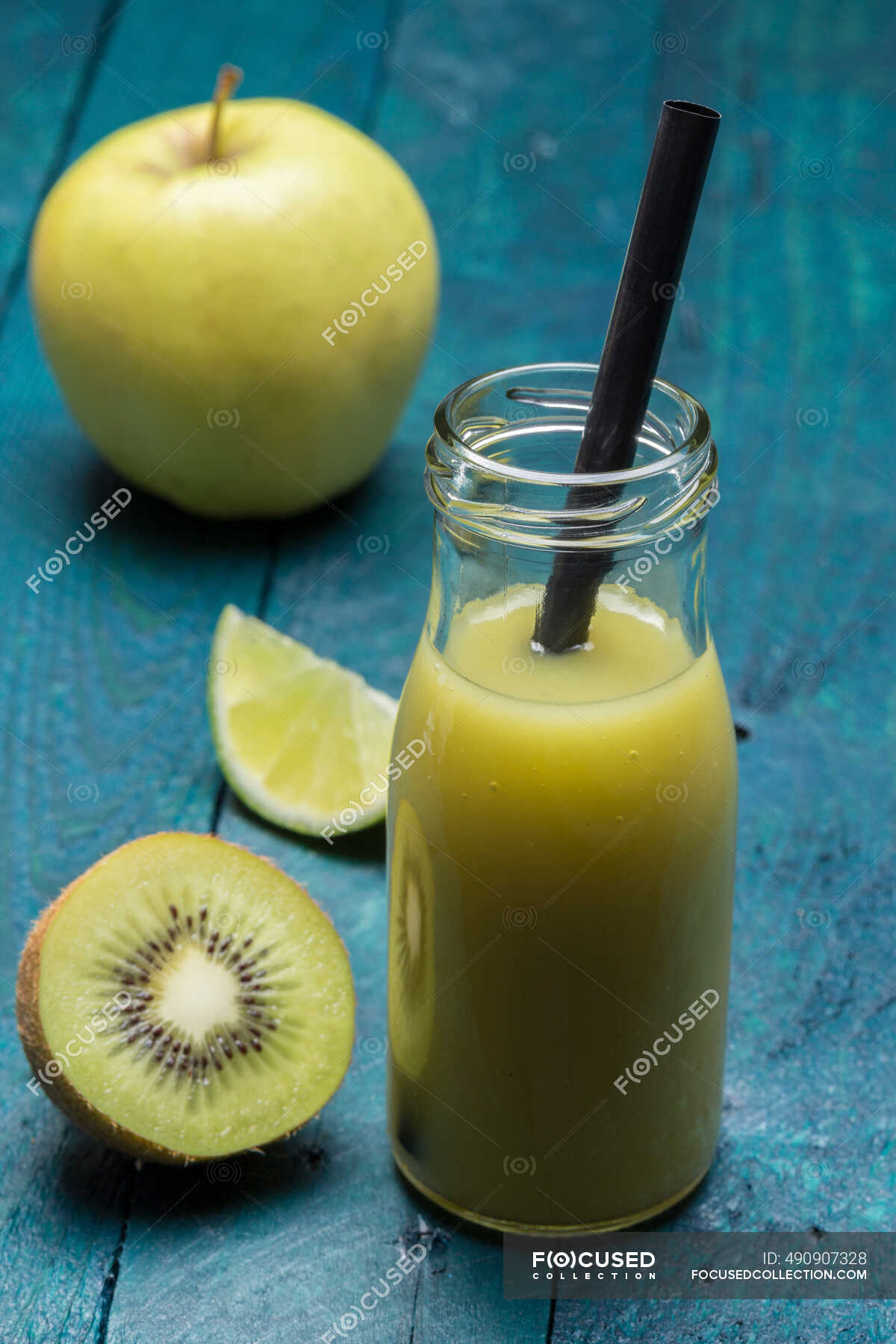 A kiwi and apple smoothie with lime in a bottle with a straw — kiwis,  colours - Stock Photo | #490907328