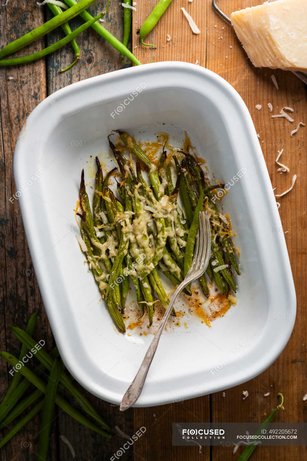 Green beans au gratin — oven roasted, side order Stock Photo 492205672