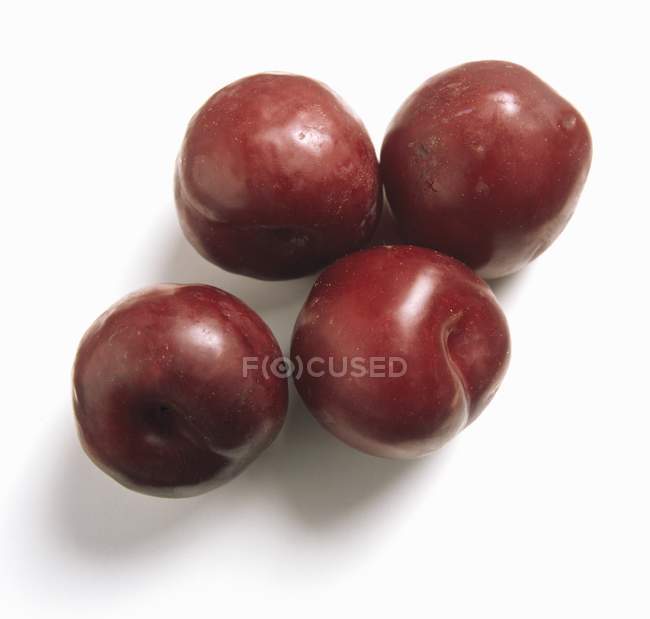 Prunes rouges mûres fraîches — Photo de stock