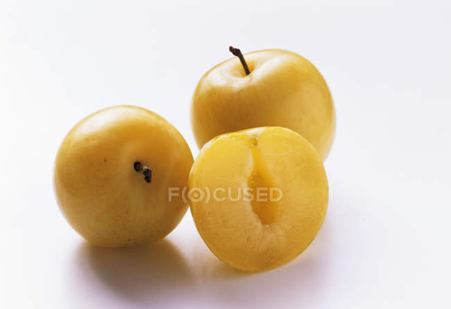 Ameixas amarelas maduras frescas — Fotografia de Stock