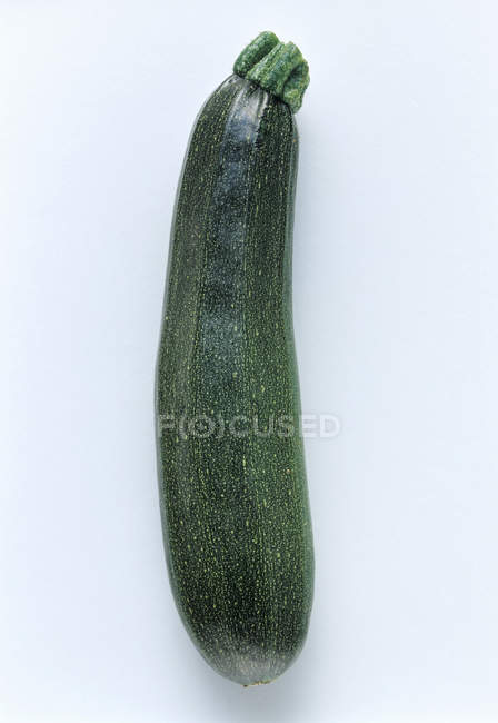 Verde grezzo Zucchine posa su sfondo bianco — Foto stock