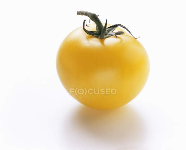 Жовтий свіжий стиглий помідор — стокове фото