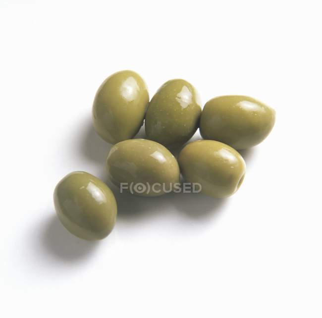 Куча зеленых оливок — стоковое фото