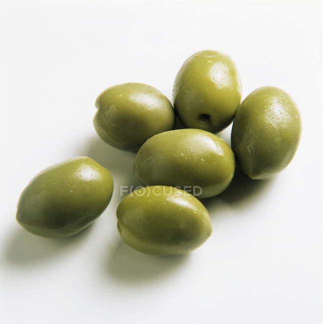 Montón de aceitunas verdes - foto de stock
