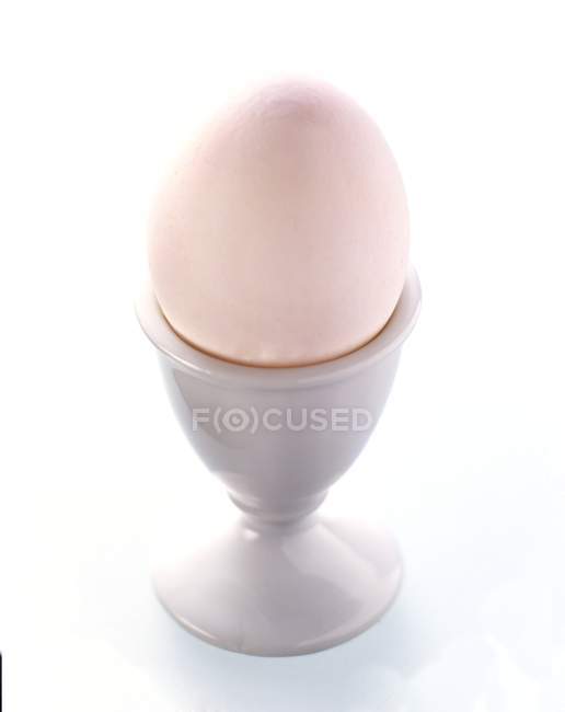 Gekochtes weißes Ei im Eierbecher — Stockfoto