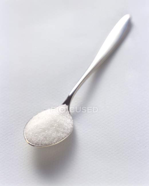 Nahaufnahme von Zucker auf einem Teelöffel — Stockfoto