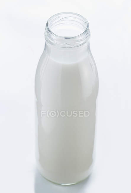 Повна пляшка молока — стокове фото