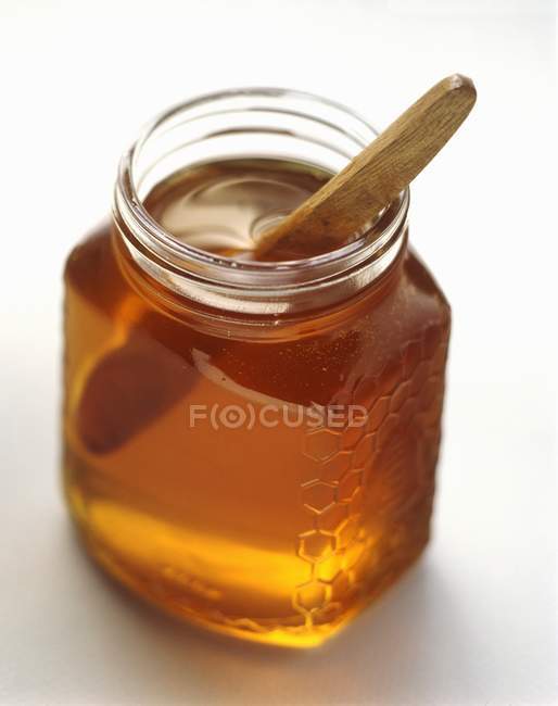 Tarro de miel con servidor - foto de stock