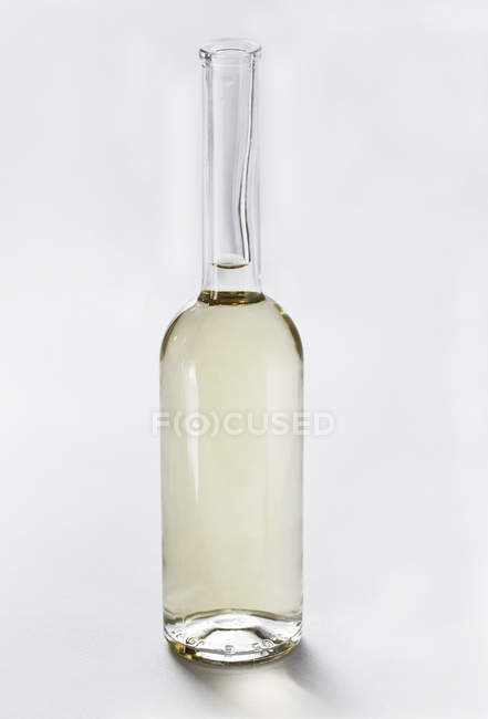 Vista close-up de vinagre branco em uma garrafa de vidro — Fotografia de Stock
