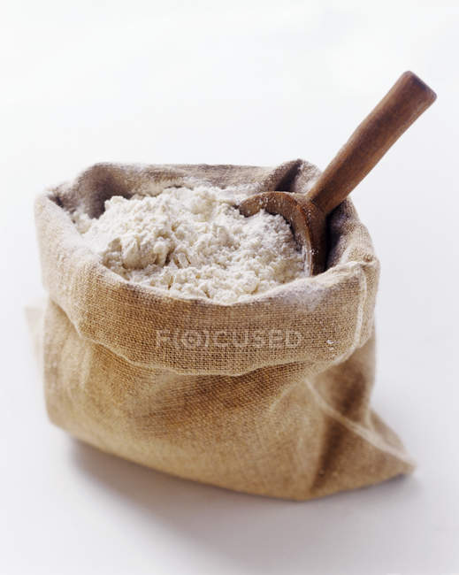 Saco de farinha com colher — Fotografia de Stock