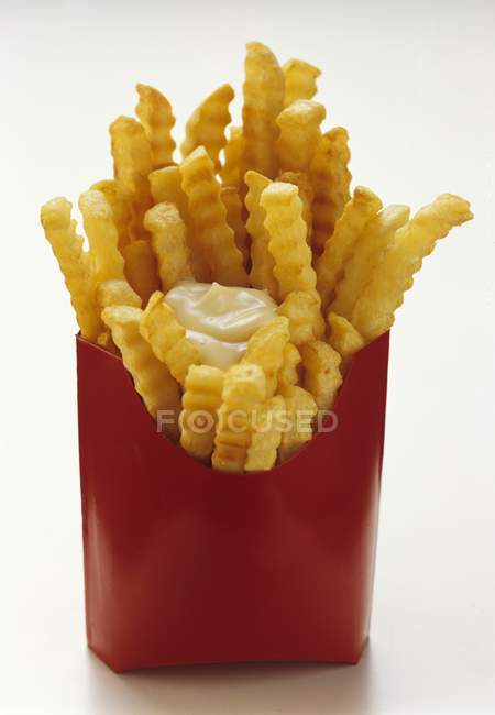 Patate fritte in una scatola di carta rossa — Foto stock