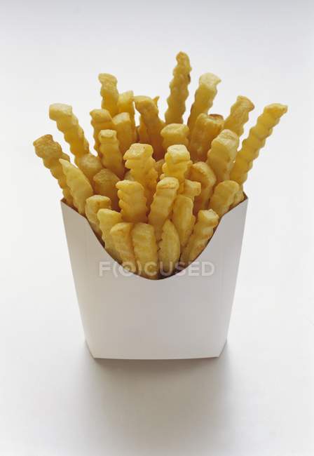 Pommes Kartoffeln in weißer Pappschachtel — Stockfoto