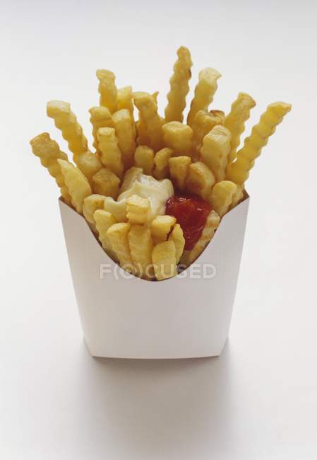 Pommes Kartoffeln in weißer Pappschachtel — Stockfoto