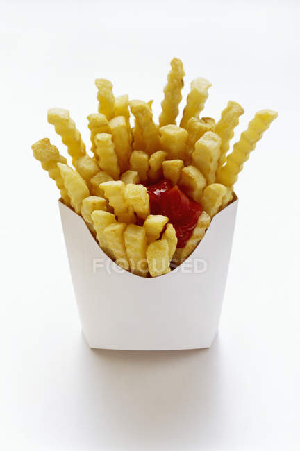 Batatas fritas em caixa de papel branco — Fotografia de Stock