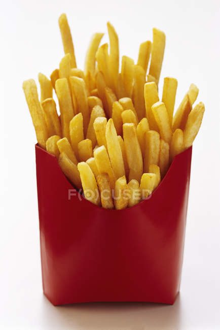Batatas fritas em uma caixa de papel vermelho — Fotografia de Stock