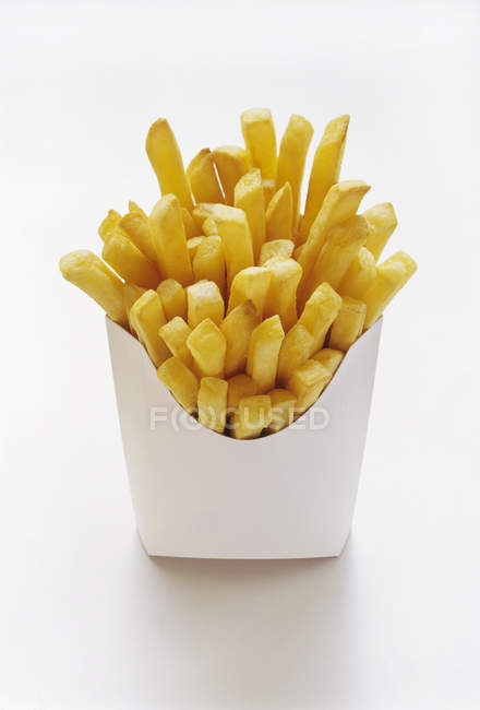 Papas fritas en caja de papel blanco - foto de stock