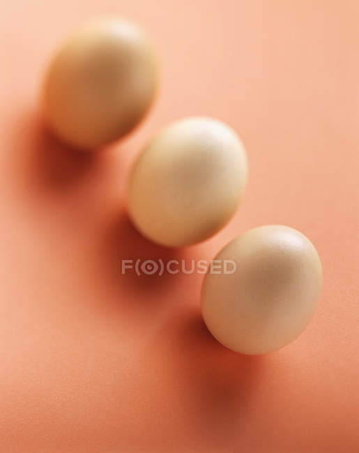 Trois œufs bruns — Photo de stock