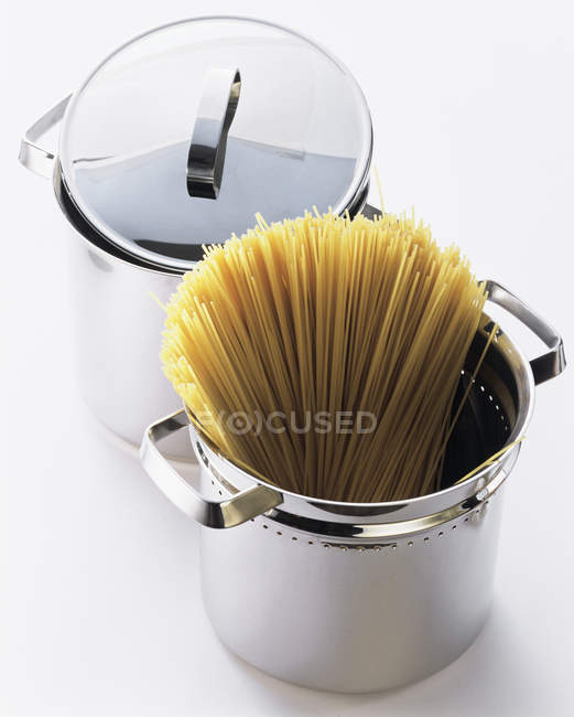 Dried spaghetti in pot — Stock Photo