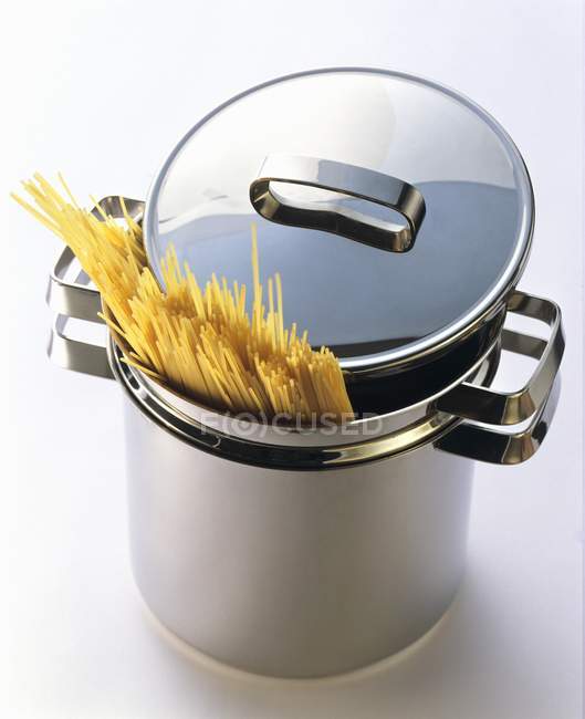 Dried spaghetti in pot — Stock Photo