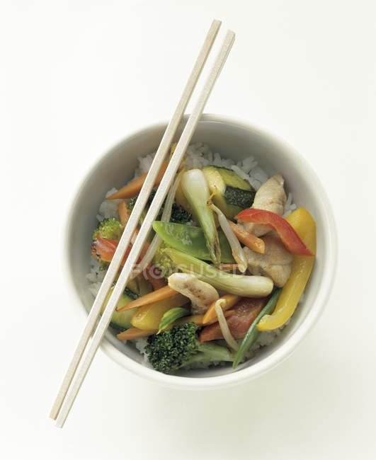Frango e legumes sobre arroz na tigela — Fotografia de Stock