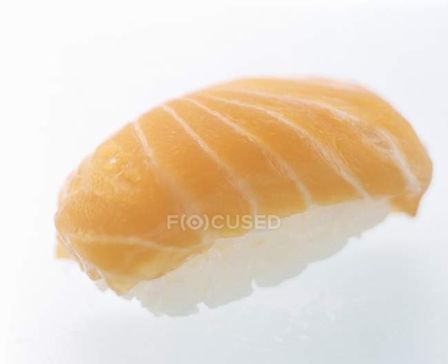 Un sushi nigiri de salmón - foto de stock