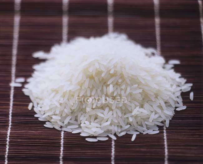 Неварений довгий білий рис — стокове фото