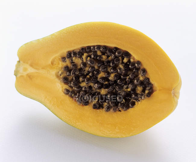 Mitad de papaya con semillas - foto de stock