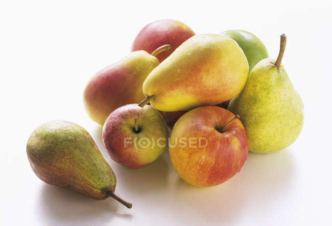 Sortierte Birnen und Äpfel — Stockfoto