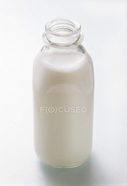 Повна пляшка молока — стокове фото