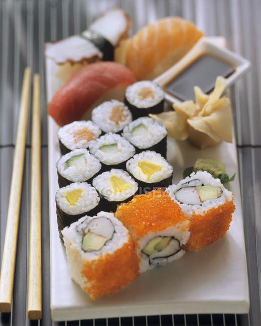 Sushi sortido a bordo — Fotografia de Stock