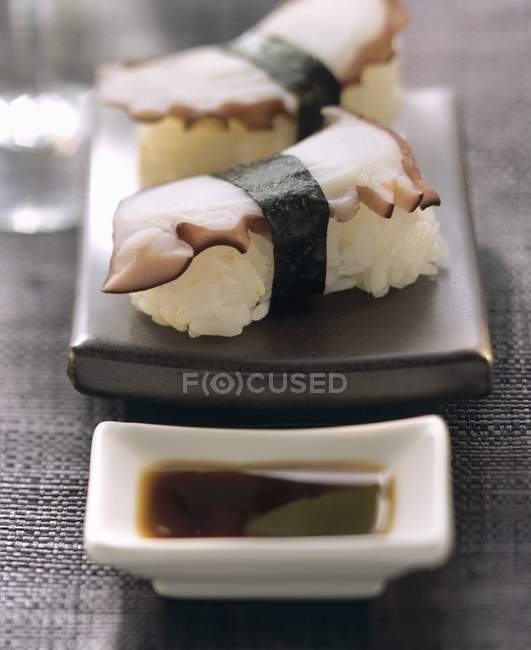 Dois maki tako sushi — Fotografia de Stock