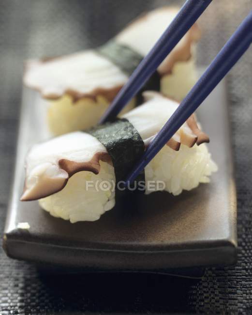 Zwei Maki Tako Sushi — Stockfoto